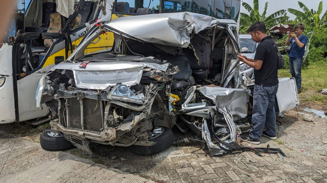Minibus Luxio dengan nopol B 1346 FRR mengalami kerusakan dan dibawa ke pos pintu tol Cipali di Kertajati Kabupaten Majalengka Jawa Barat. Foto: Komara