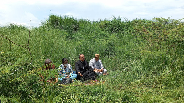 Doa bersama di tempat jasad Iwan Boedi ditemukan, dipimpin langsung oleh
Pendeta Keuskupan Agung Semarang, Romo Aloysius Budi, dan dihadir oleh jaringan Gusdurian dan keluarga besar. Foto:  Intan Alliva/kumparan
