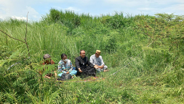 Doa bersama di tempat jasad Iwan Boedi ditemukan, dipimpin langsung oleh
Pendeta Keuskupan Agung Semarang, Romo Aloysius Budi, dan dihadir oleh jaringan Gusdurian dan keluarga besar. Foto:  Intan Alliva/kumparan