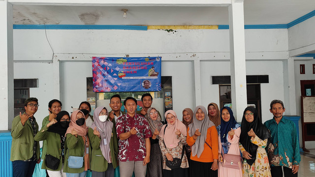 Foto bersama dengan partisipan dan pembicara penyuluhan (Sumber: Dok. Pribadi)