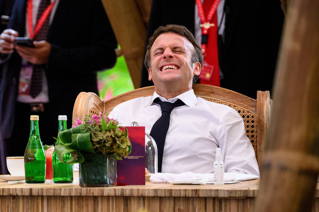 Presiden Emmanuel Macron dari Prancis bereaksi selama percakapan menjelang jamuan makan siang di KTT G20di Nusa Dua, Bali, Indonesia, Selasa (15/11/2022). Foto: Leon Neal/Reuters