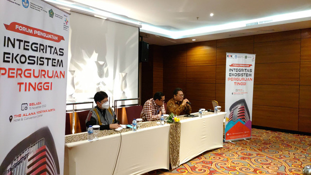 Direktur Dewan Eksekutif BAN PT Prof Ari Purbayanto (paling kanan) dan Deputi Pendidikan dan Peran Serta Masyarakat KPK Wawan Wardiana (tengah). Foto: Arfiansyah Panji Purnandaru/kumparan
