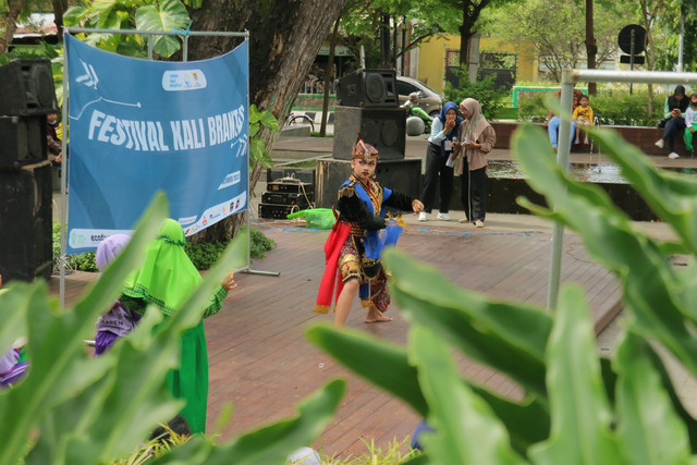 Festival Kali Brantas 2022 dibuka dengan tarian.Sumber: Dokumen Pribadi