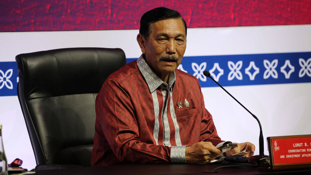 Menteri Koordinator Bidang Kemaritiman dan Investasi Indonesia, Luhut Binsar Pandjaitan gelar konferensi pers di media center KTT G20, Bali, Selasa (15/11). Foto: Aditia Noviansyah/kumparan