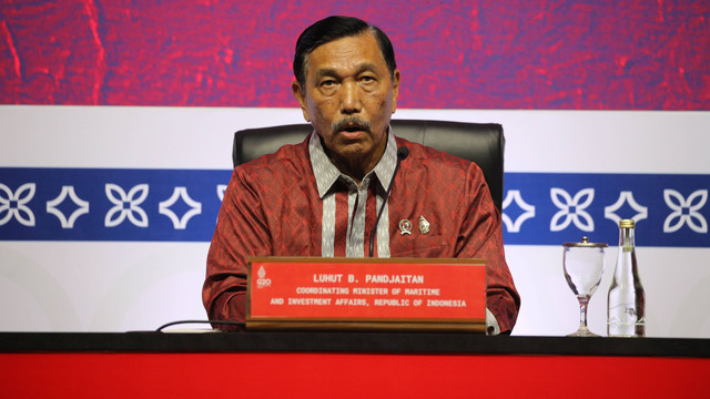 Menteri Koordinator Bidang Kemaritiman dan Investasi Indonesia, Luhut Binsar Pandjaitan gelar konferensi pers di media center KTT G20, Bali, Selasa (15/11). Foto: Aditia Noviansyah/kumparan