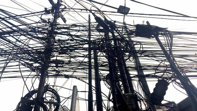 Kabel listrik yang cukup merepresentasikan tulisan kusut ini. Dokumentasi: Andesta Herli Wijaya/kumparan