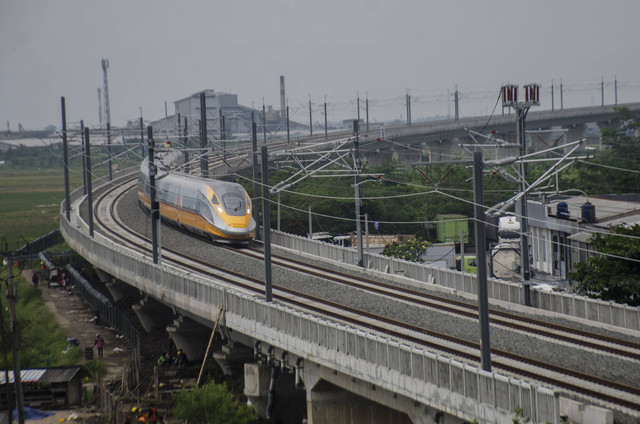 Jembatan rel Kereta Cepat Jakarta-Bandung di Tegalluar, Kabupaten Bandung, Jawa Barat, Selasa (15/11/2022). Foto: Novrian Arbi/Antara Foto