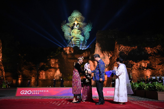 Presiden Joko Widodo bersama Ibu Negara Iriana Joko Widodo menyambut kedatangan Presiden China Xi Jinping dan istri Peng Liyuan saat menghadiri Welcoming Dinner and Cultural Performance KTT G20 di Taman Budaya GWK, Bali, Selasa (15/11/2022). Foto: M Risyal Hidayat/ANTARA FOTO