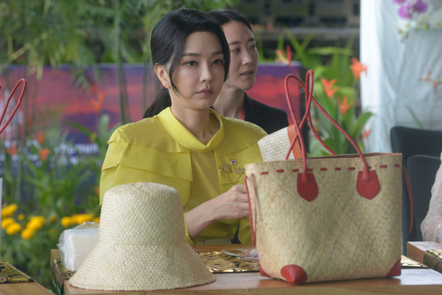 Ibu Negara Korea Selatan Kim Keon-hee mewarnai kerajinan anyaman saat Spouse Program KTT G20 di Nusa Dua, Badung, Bali, Selasa (15/11/2022). Foto: Zabur Karuru/ANTARA FOTO