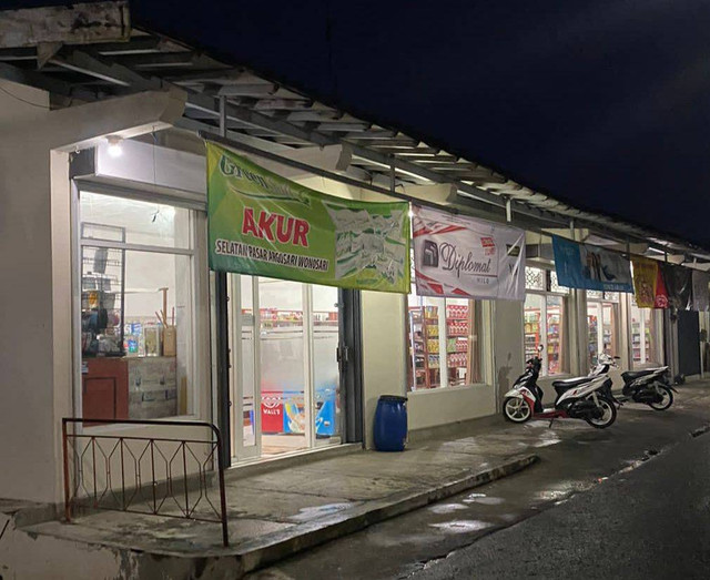 Tampilan depan akur minimarket milik pak Edwin (Azzahra Silvia Basri/kumparan)