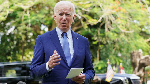 Presiden AS Joe Biden berbicara kepada wartawan setelah dugaan ledakan rudal Rusia di Polandia, di Bali, Indonesia, 16 November 2022. Foto: Kevin Lamarque/REUTERS