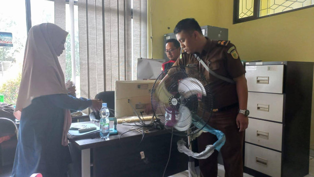 Kejari Kabupaten Siak, Riau, menggeledah Kantor Dinas Pertanian Siak. (HENDRA DEDAFTA/SELASAR RIAU)