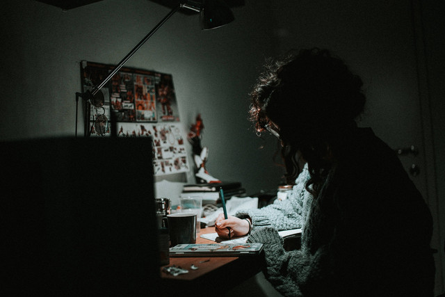  7 Pantun Semangat Bekerja Yang Penuh Inspirasi dan Motivasi. Foto ; Unsplash/ Daniel Chekalov.