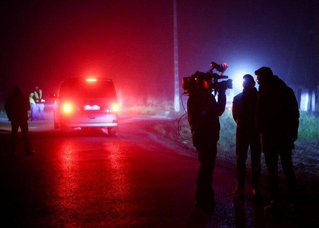 Penjagaan di dekat blokade setelah dua ledakan di Przewodow, sebuah desa di Polandia timur dekat perbatasan dengan Ukraina, Rabu (16/11/2022). Foto: Kacper Pempel/Reuters
