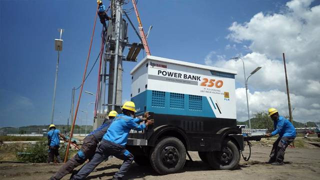 Petugas PLN mempersiapkan agar pasokan listrik tetap andal selama perhelatan WSBK di Sirkuit Mandalika. (foto: istimewa)