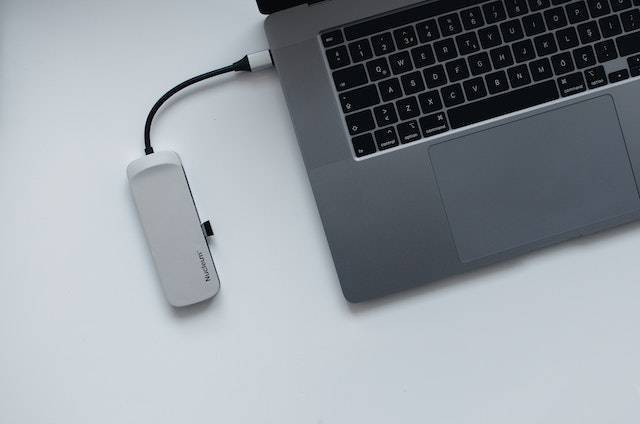 Ilustrasi cara mengatasi USB Device Not Recognized. Foto: Pexels. 