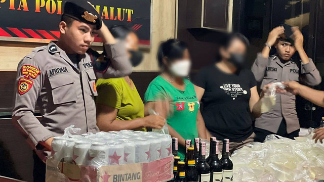 Barang bukti miras dan 3 IRT saat diamankan di Mako Ditsamapta. Foto: Samsul Hi Laijou/cermat
