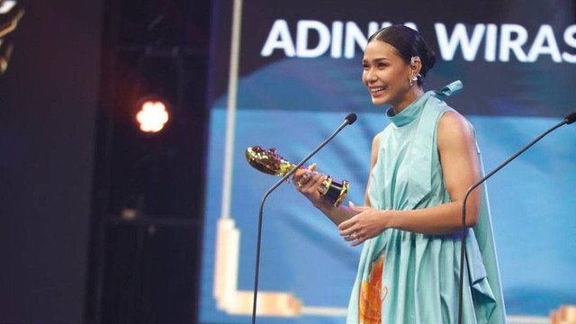 Adinia Wirasti di Acara IMA AWARDS RCTI. Foto: Instagram/@kamutidaksendiri.movie