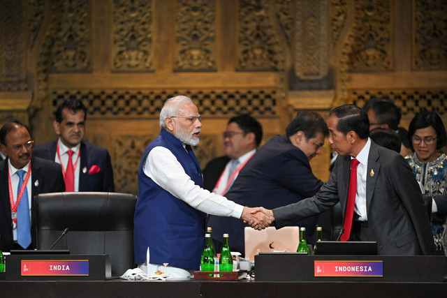 Presiden Joko Widodo (kanan) berjabat tangan dengan Perdana Menteri India Narendra Damodardas Modi (kiri) pada penutupan KTT G20 Indonesia 2022 di Nusa Dua, Bali, Rabu (16/11/2022). Foto: M Risyal Hidayat/ANTARA FOTO