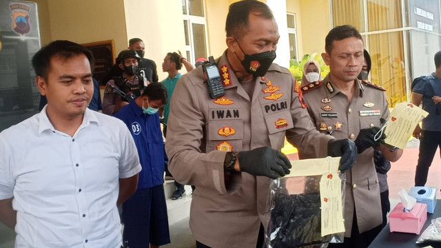 Kapolresta Solo, Kombes Polisi Iwan Saktiadi menunjukkan barang bukti kasus pelecehan seksual sesama jenis, Rabu (16/11/2022). FOTO: Agung Santoso
