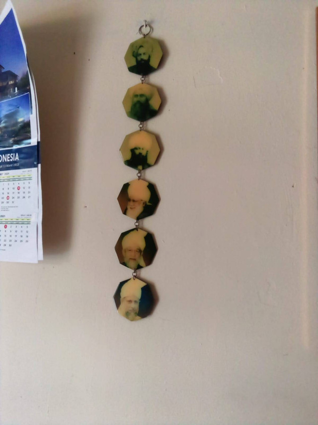 Foto pemimpian spiritual Ahmadiyah (Sumber : Dokumen Pribadi Penulis)