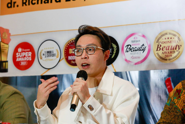 Dokter Richard Lee bersama kuasa hukum menggelar konferensi pers. Foto: Ronny