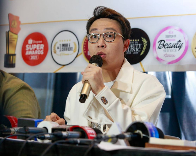 Dokter Richard Lee bersama kuasa hukum menggelar konferensi pers. Foto: Ronny