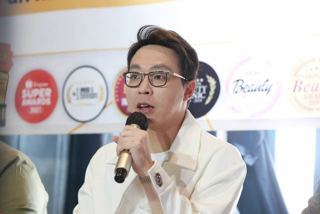 Dokter Richard Lee bersama kuasa hukum menggelar konferensi pers. Foto: Ronny