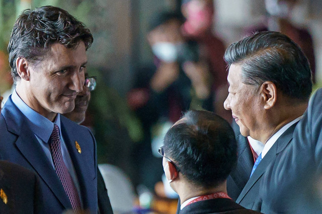 Perdana Menteri Kanada Justin Trudeau berbicara dengan Presiden China Xi Jinping pada KTT G20 di Bali, Indonesia, Selasa (15/11/2022). Foto: Adam Scotti/Reuters
