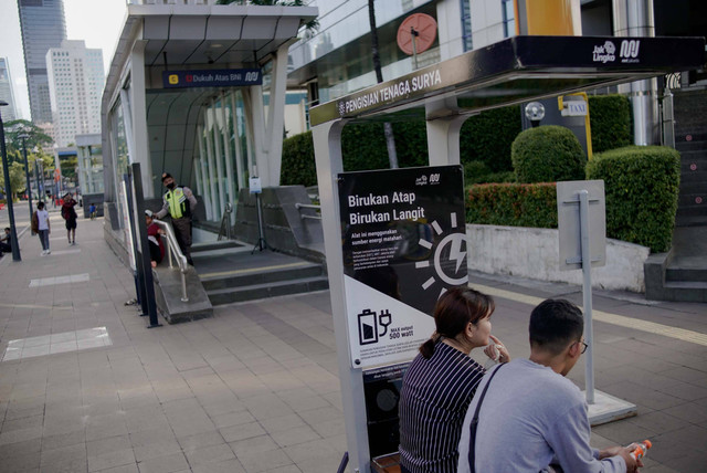 Warga mengisi daya handphone di stasiun pengisi daya listrik bertenaga surya di kawasan Dukuh Atas, Jakarta, Rabu (16/11/2022). Foto: Jamal Ramadhan/kumparan