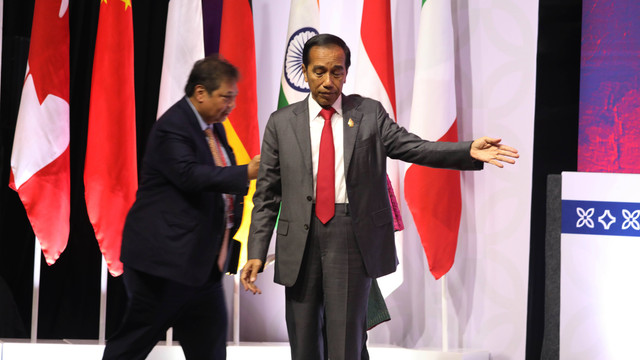Presiden Joko Widodo meminta Menteri Koordinator Bidang Perekonomian Indonesia, Airlangga Hartarto memberikan keterangan pers mengenai KTT G20 di Bali, Rabu (16/11). Foto: Aditia Noviansyah/kumparan