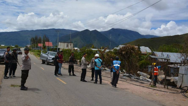 Pemulihan kelistrikan di Dogiyai. (Foto Humas Polda Papua)