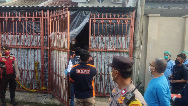 Polisi olah TKP lanjutan rumah keluarga yang tewas di Kalideres, Jakarta Barat, Rabu (16/11). Foto: Jonathan Devin/kumparan
