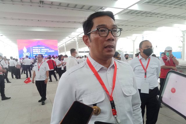 Gubernur Jawa Barat, Ridwan Kamil, mengungkap sangat senang saat uji coba pengoperasian Kereta Api Cepat Jakarta-Bandung (KCJB) di Stasiun Tegalluar, Kabupaten Bandung, Rabu (16/11). Foto: Arif Syamsul Ma'arif/kumparan