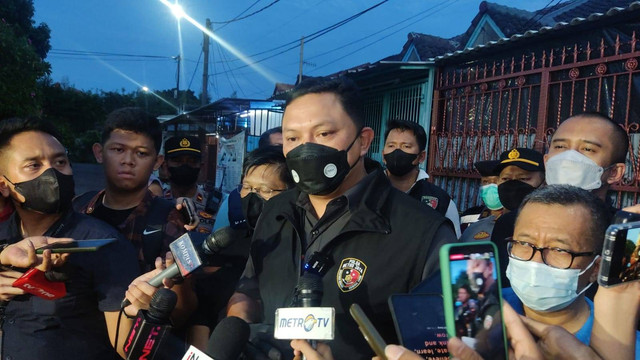 Dirreskrimum Polda Metro Jaya, Kombes Hengki Haryadi di lokasi rumah sekeluarga tewas di Kalideres, Jakarta Barat, Rabu (16/11/2022). Foto: Jonathan Devin/kumparan