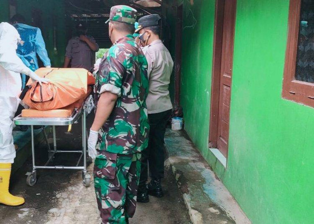 Aparat wayah evakuasi mayid wong lanang sing ditemukna wis bonto neng kamar kos.