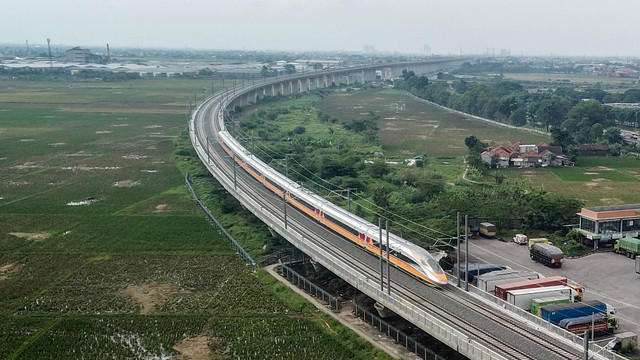 Rangkaian Electric Multiple Unit (EMU) menjalani uji operasional Kereta Cepat Jakarta-Bandung di Tegalluar, Kabupaten Bandung, Jawa Barat, Rabu (16/11/2022). Foto: Raisan Al Farisi/ANTARA FOTO