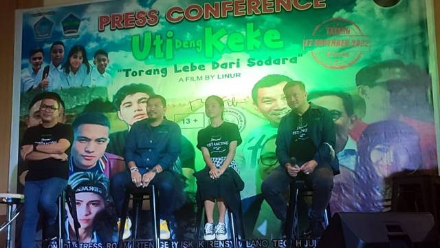 Konferensi yang digelar terkait film Uti dan Keke yang akan tayang Kamis (17/11). Mongol Stres menjadi salah satu artis pendukung di film yang menampilkan tentang persahabatan Minahasa dan Gorontalo ini.