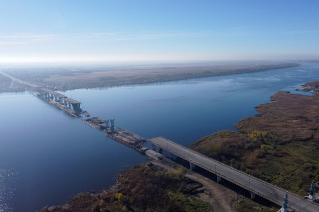 Foto udara menunjukkan jembatan Antonivskyi yang hancur di atas sungai Dnipro setelah Rusia mundur dari Kherson, di Kherson, Ukraina.  Foto: STR/REUTERS