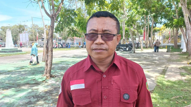 Kepala Dinas Kelautan dan Perikanan, Sahlan Norau ketika ditemui cermat di Halaman Istana Daerah Kepulauan Sula, Maluku Utara. Foto: La Ode Hizrat Kasim/ cermat.