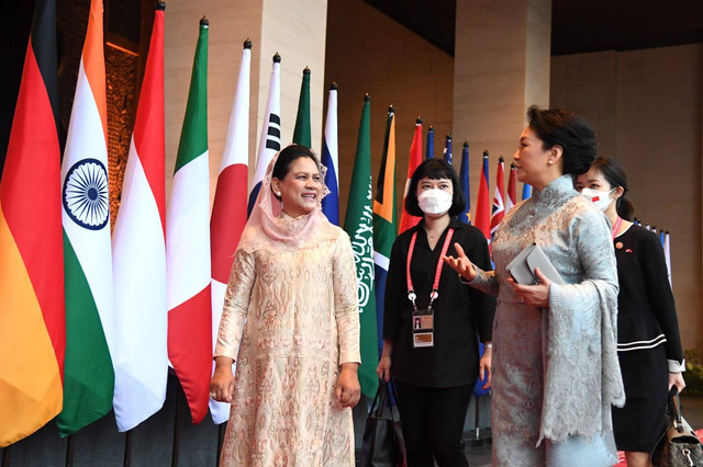 Ibu Iriana Joko Widodo melakukan pertemuan dengan Ibu Negara China Madam Peng Liyuan di Hotel The Apurva Kempinski, Bali. Foto: Lukas/Biro Pers Sekretariat Presiden
