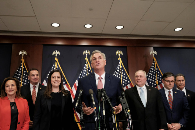 Pemimpin Partai Republik Kevin McCarthy berbicara kepada wartawan setelah McCarthy dinominasikan oleh sesama Republikan untuk menjadi pemimpin mereka. Foto: Michael A. McCoy/Reuters