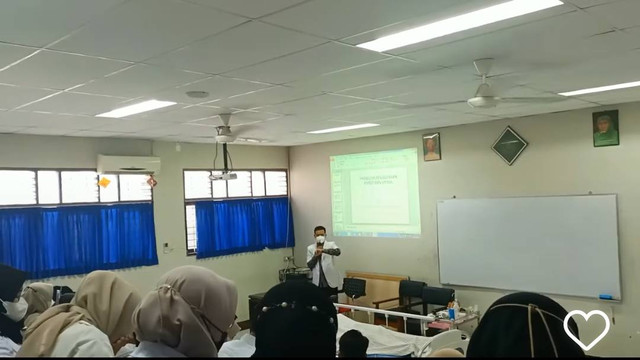 Dosen Spesialis Medikal Bedah "Prima Trisna Aji" ketika mengajar materi Perawatan kateter pada mahasiswa/photo by : youtube source