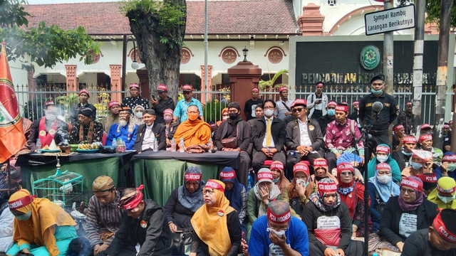 Simpatisan terdakwa kasus pencabulan santriwati Moch Subchi Azal Tsani alias Mas Bechi hadir dalam sidang putusan di PN Surabaya, Kamis (17/11/2022). Foto: Farusma Okta Verdian/kumparan