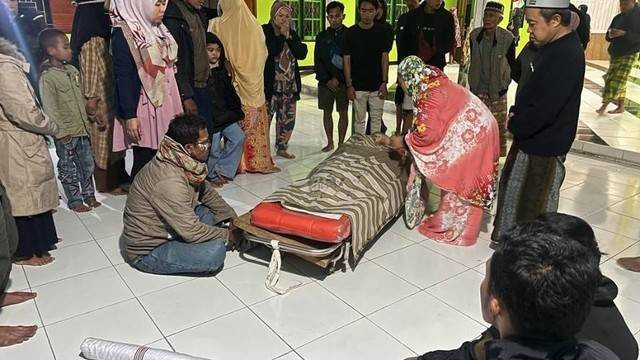 Jenazah Ikbal yang ditemukan di sekitar rumahnya. Ikbal menjadi salah satu korban amuk kelompok warga di Dogiyai. (Foto Humas Polda Papua)