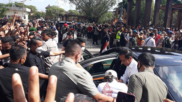 Komang Budiarta diberikan jaket G20 oleh Presiden Jokowi. Foto: Denita br Matondang/kumparan