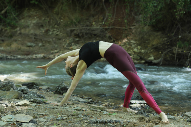 Tujuan latihan kayang yaitu untuk melatih otot. Foto: Unsplash