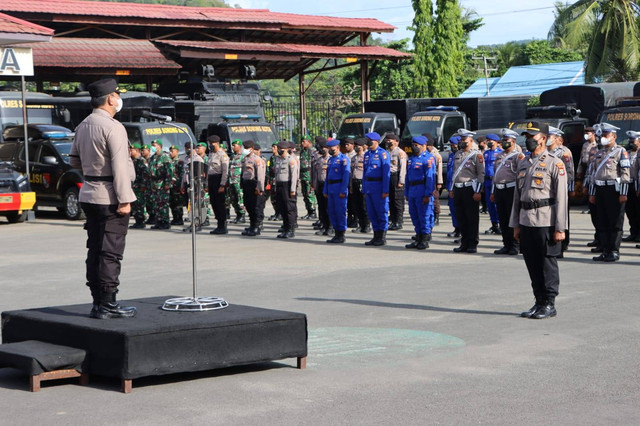 Kapolres Sorong Kota memimpin apel gelar pasukan dalam rangka kesiapsiagaan menghadapi bencana alam di wilayah Papua Barat, yang berlangsung di halaman Mapolres Sorong Kota, Kamis (17/11)