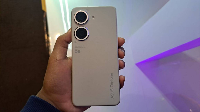 Asus Zenfone 9. Foto: Rian Ramadhan/kumparan