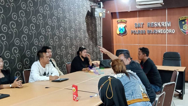 Korban arisan online, saat mendatangi Polres Bojonegoro. Kamis (17/11/2022) (Foto: Dok. Istimewa)